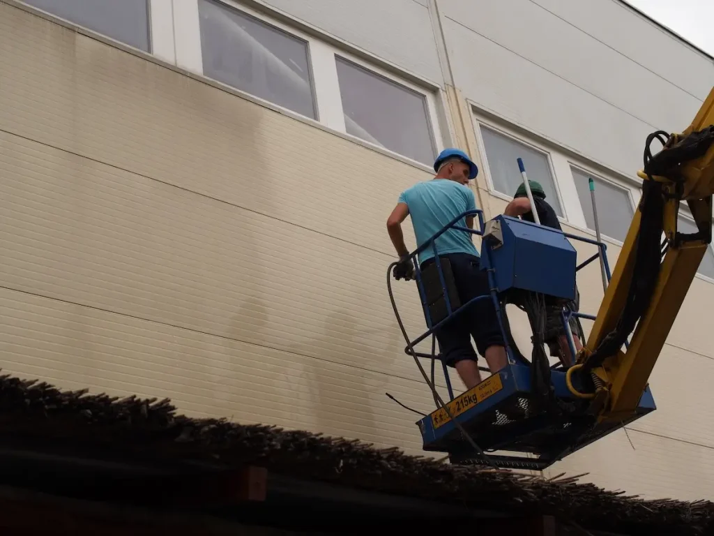 Homlokzattisztítás forróvizes magasnyomású technikával – CleanExpert.hu 