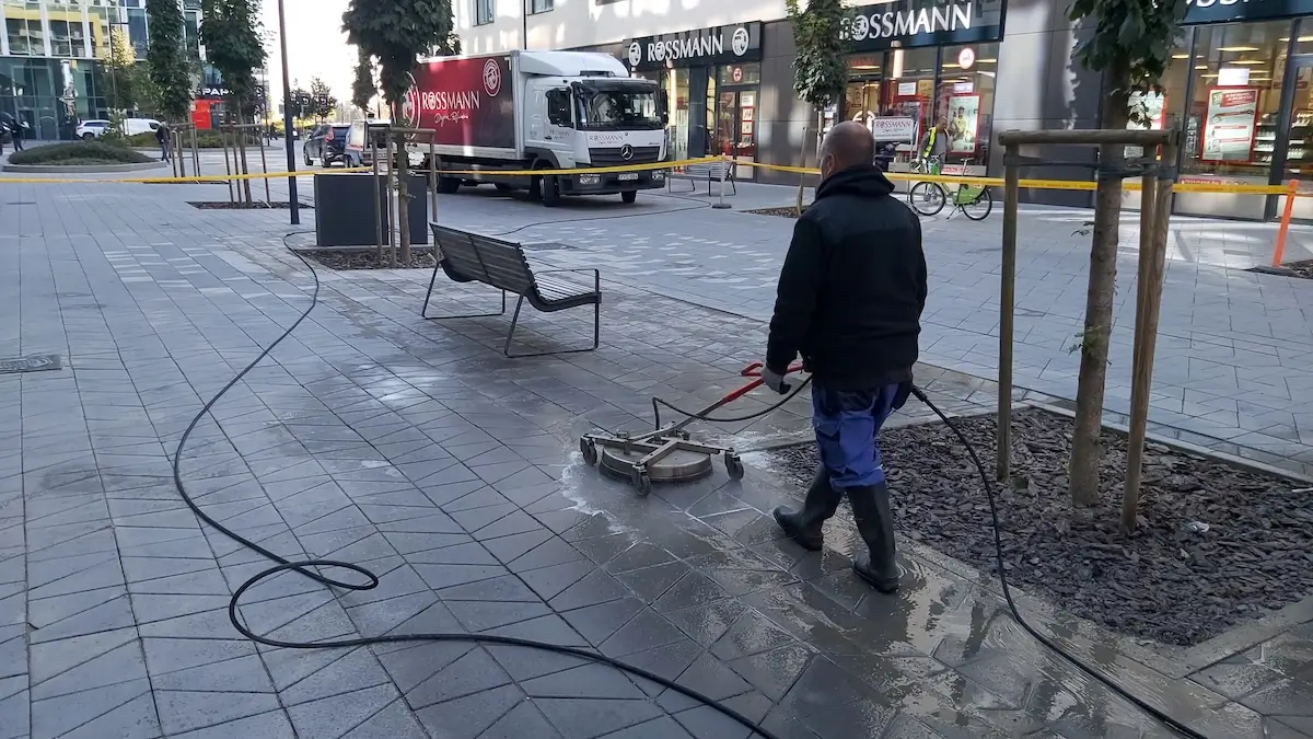 Terko-tisztitas-magasnyomasu-forgotarcsas-mosas-Clean-Expert-jardatakaritas-felulettakaritas-cegeknek-kozuleteknek Térkő tisztítás