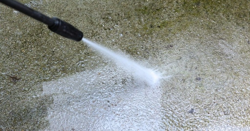 Magasnyomású kosóval a ház körül, garázsbeálló, járda mosása
