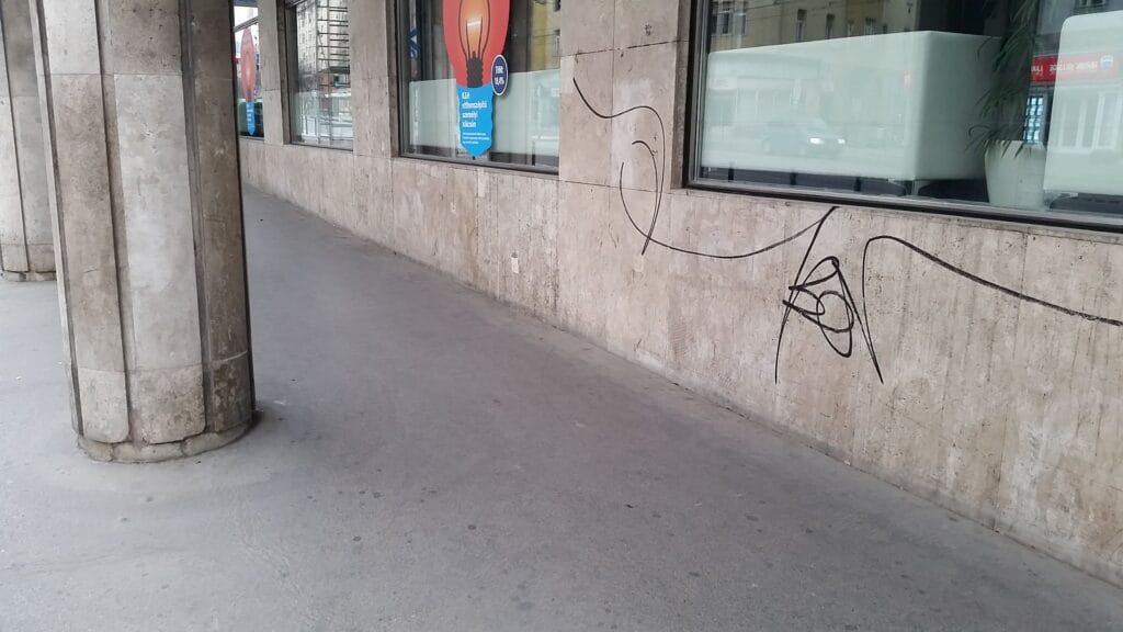 Graffiti a kőburkolaton tisztítás előtt – CleanExpert.hu referencia