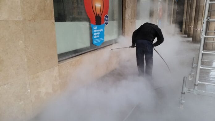 Graffiti eltávolítás közben – Gőzborotvás technológia Gőzborotvás graffiti eltávolítás munka közben – CleanExpert.hu technológia