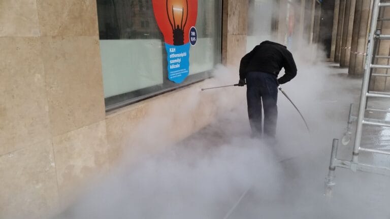 Gőzborotvás graffiti eltávolítás munka közben – CleanExpert.hu technológia
