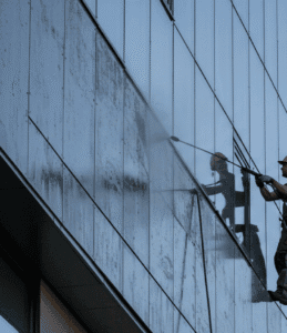 Nyári homlokzat karbantartás folyamatban nagy nyomású tisztítóval