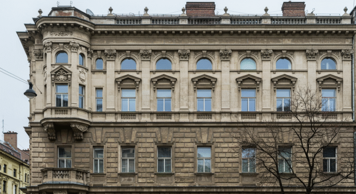 Homlokzattisztítás Budapest - 5 jel hogy sürgős a beavatkozás Homlokzattisztítás Budapest - szennyezett épület homlokzata tisztítás előtt